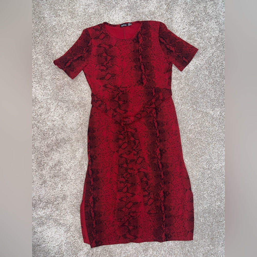 Elegant Burgundy and Black Snake Print Dress